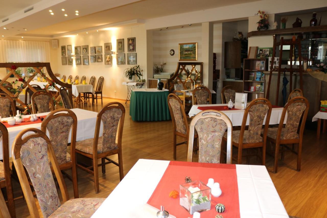 Hotel Und Restaurant Karpfenschaenke Schenkendobern エクステリア 写真